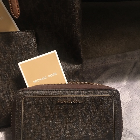 MK Signature Tote and matching wallet. - Picture 2 of 8